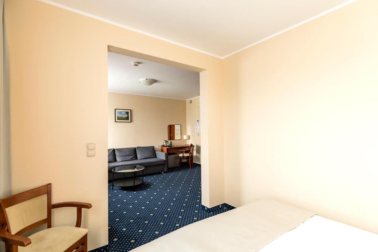 Hotel Almarco Środa Wielkopolska Esterno foto