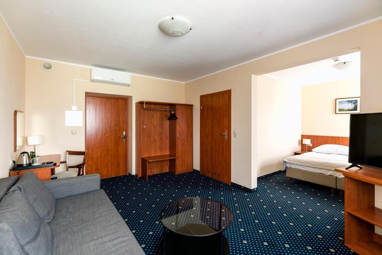 Hotel Almarco Środa Wielkopolska Esterno foto