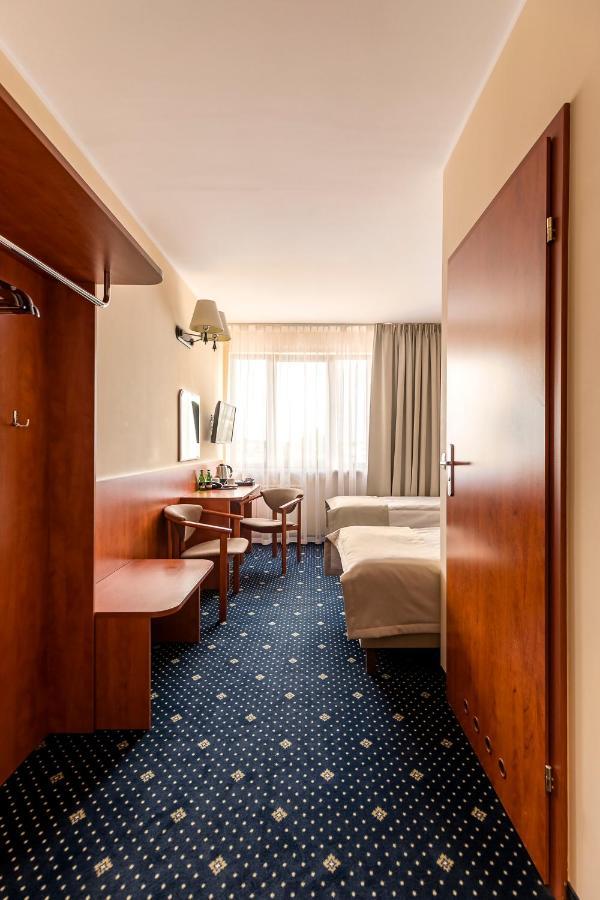 Hotel Almarco Środa Wielkopolska Esterno foto