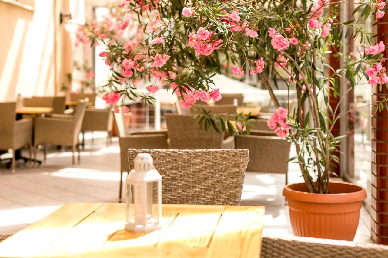 Hotel Almarco Środa Wielkopolska Esterno foto