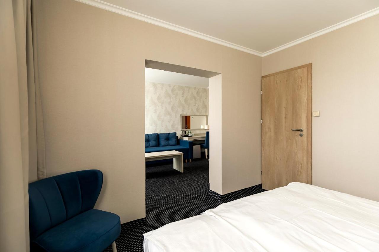 Hotel Almarco Środa Wielkopolska Esterno foto