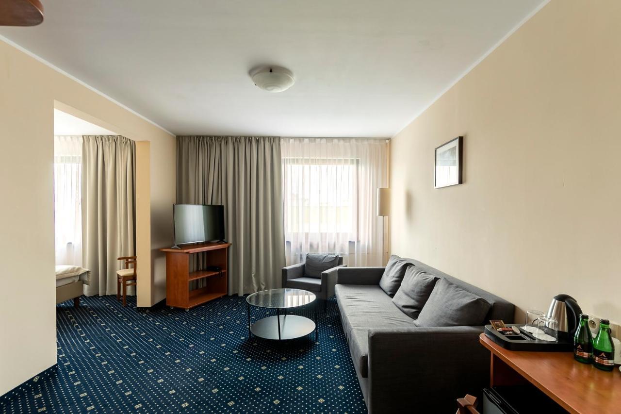 Hotel Almarco Środa Wielkopolska Esterno foto
