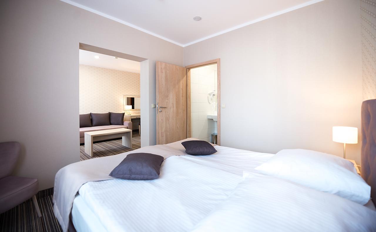 Hotel Almarco Środa Wielkopolska Esterno foto