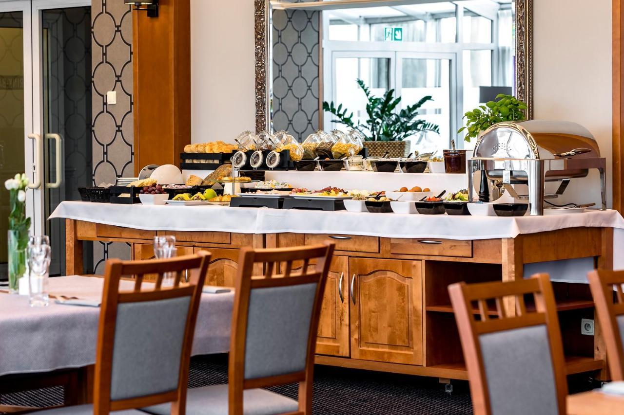 Hotel Almarco Środa Wielkopolska Esterno foto